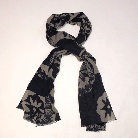 Yarnz scarf 28.5”x43” - Picture 5 of 11